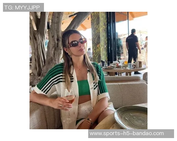 妻子社交媒体分享与库尔图瓦游戏夜照片展现休闲时光的乐趣